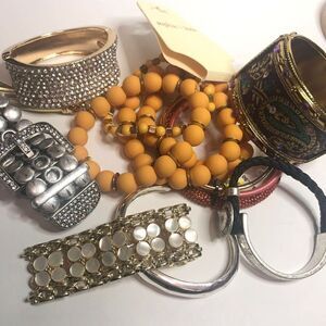 500 Lot of 8 Assorted fashion bracelet, goldtone, silvertone, beaded bangle etc